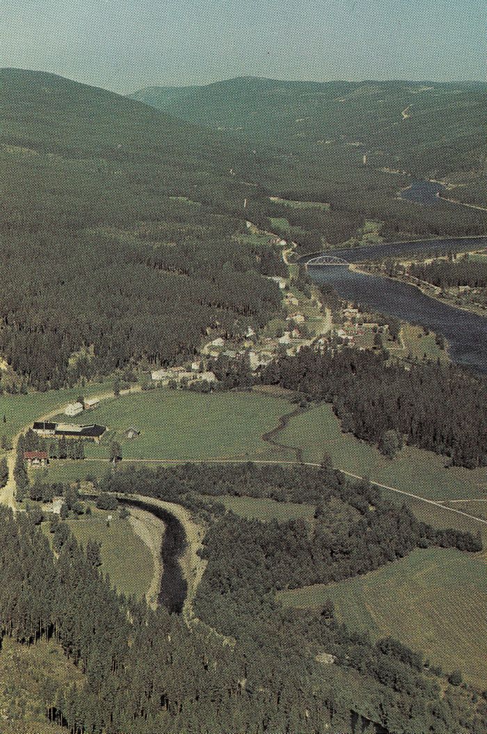 Jordet før den nye Smieflobrua over Trysilelva ble åpnet 28. august 1981. Foto Widerøes Flyveselskap