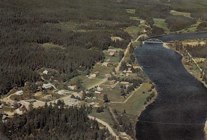 Jordet, før den nye Smieflobrua ble åpnet 28. august 1981. Foto Widerøes flyveselskap