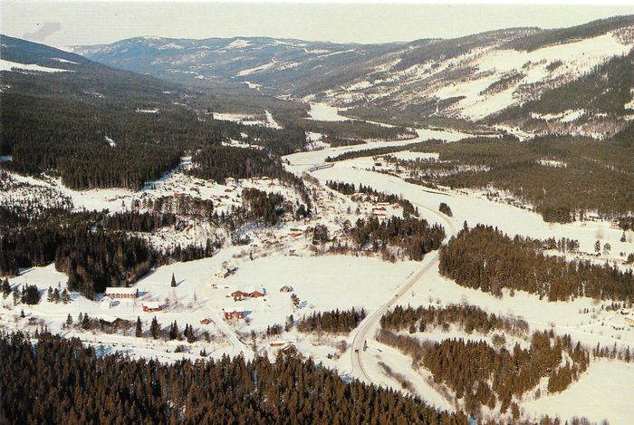Oversikt over Jordet - etter at Nybrua og nyvegen kom i 1981. Foto Fjellanger/Widerø