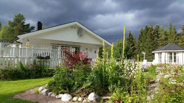 Vi bygde oss hus i Jordet i år 2000, og har etterhvert prøvd å få til en hage tett ved Eltåa.